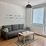 Netflix & Wifi Free Dvojizbovy Blizko Centra - 24h Self Check-in Apartment *